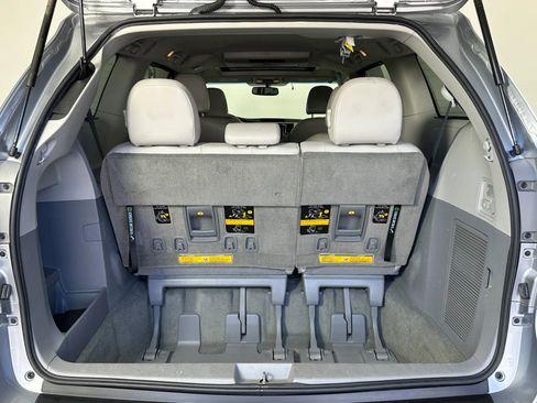 Used 2013 Toyota Sienna XLE w/ Premium Pkg AWD/4WD image 17