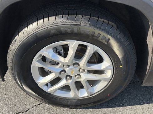 Used 2023 Chevrolet Traverse LS image 9