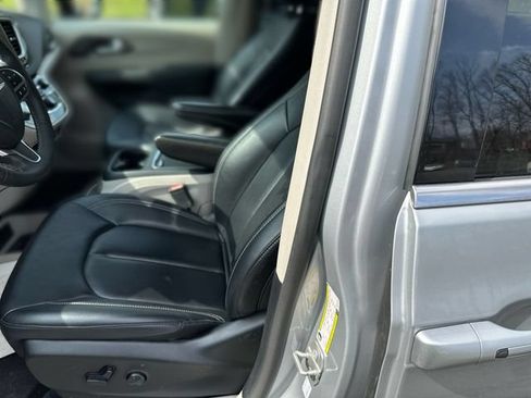 Used 2024 Chrysler Pacifica Touring-L FWD image 13
