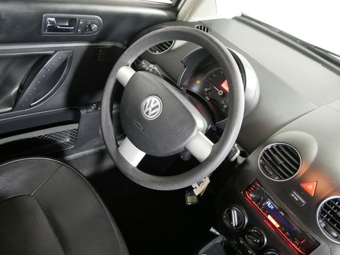 Used 2010 Volkswagen Beetle Coupe image 9