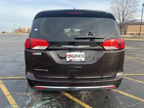 Used 2017 Chrysler Pacifica Touring-L image 13