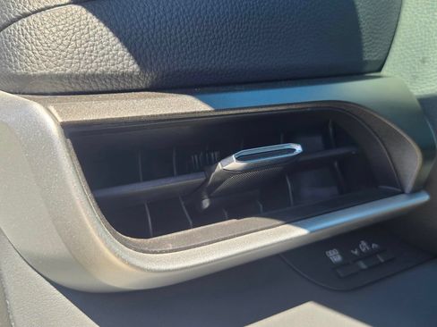 Used 2024 Toyota Highlander XLE AWD/4WD image 13
