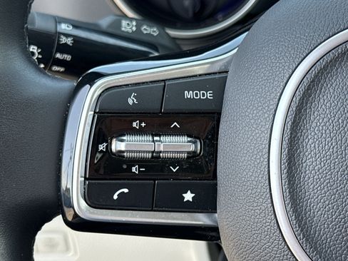 Used 2024 Kia Carnival LX image 14