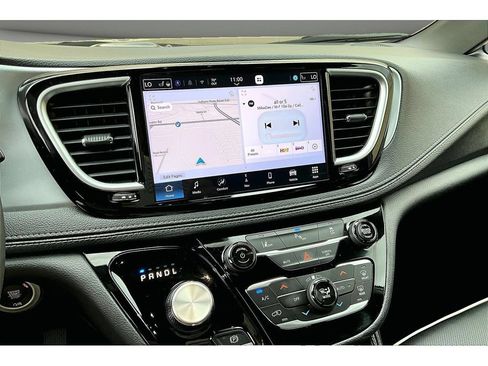 Used 2026 Chrysler Pacifica Premium FWD image 9
