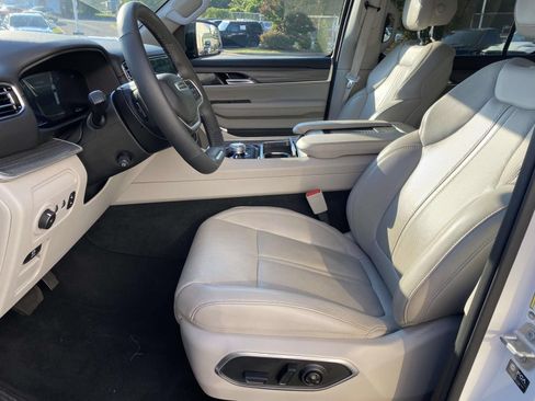 Used 2024 Jeep Wagoneer L Series III w/ Flexible Seating Group AWD/4WD image 15