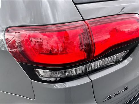 Used 2020 Jeep Grand Cherokee Altitude AWD/4WD image 23