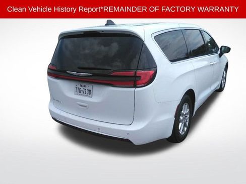 Used 2024 Chrysler Pacifica Touring-L FWD image 3