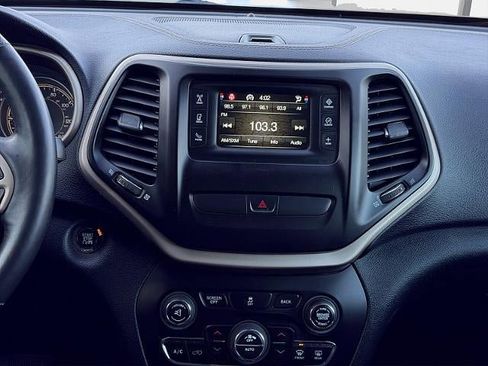 Used 2015 Jeep Cherokee Latitude w/ Comfort/Convenience Group image 19