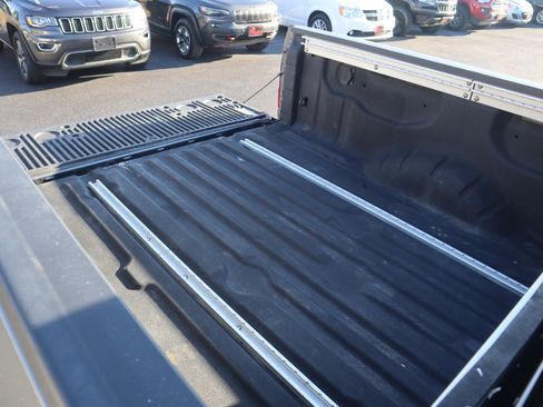 Used 2021 Nissan Titan SV w/ SV Convenience Package image 34