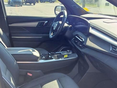 Used 2025 Buick Enclave Preferred image 7