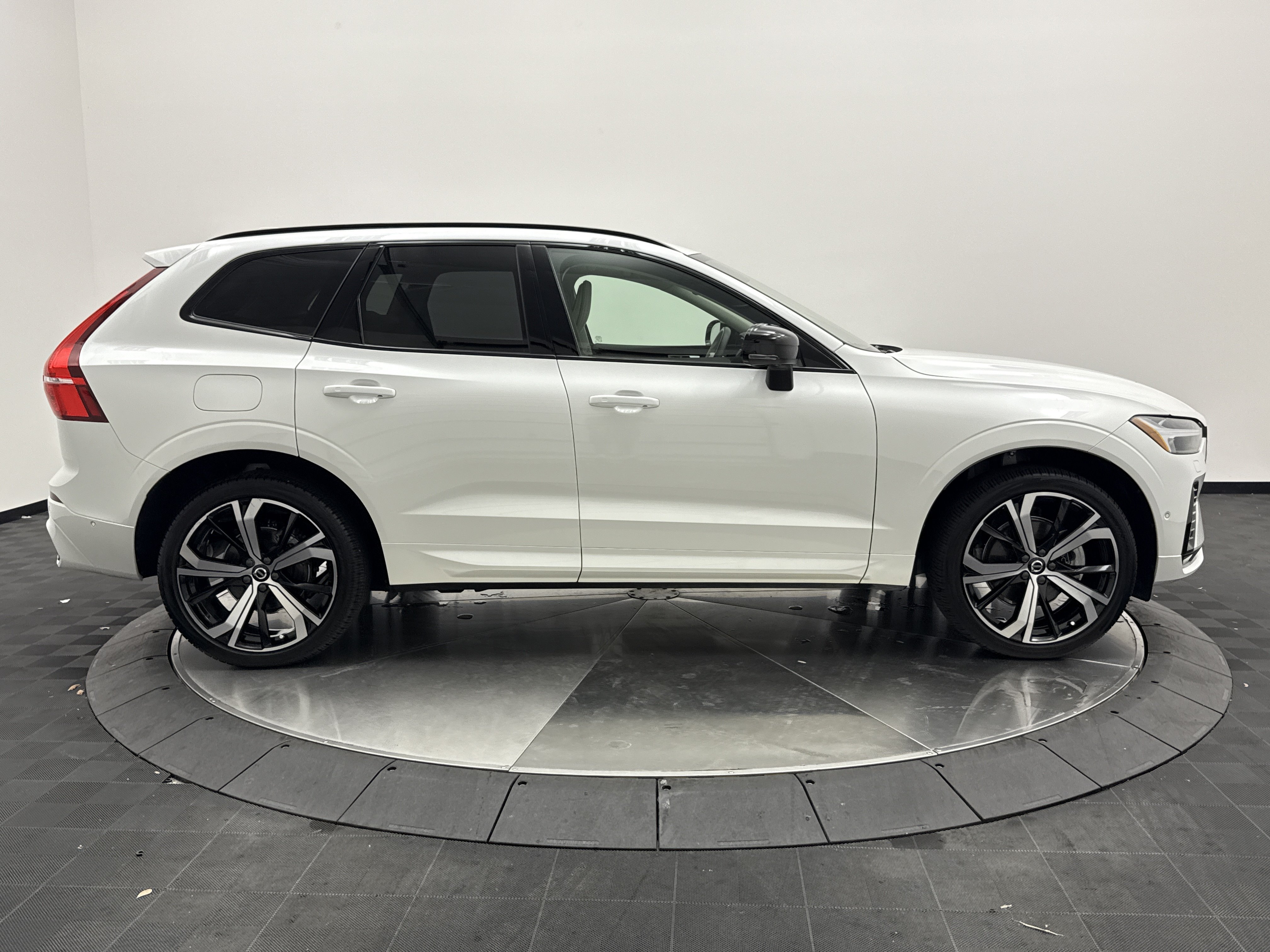 Used 2024 Volvo XC60 B5 Ultimate w/ Protection Package Premier AWD/4WD image 9
