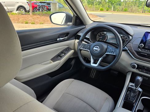 Used 2024 Nissan Altima 2.5 SV FWD image 9