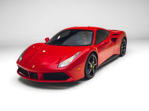 Used 2017 Ferrari 488 GTB RWD image 2