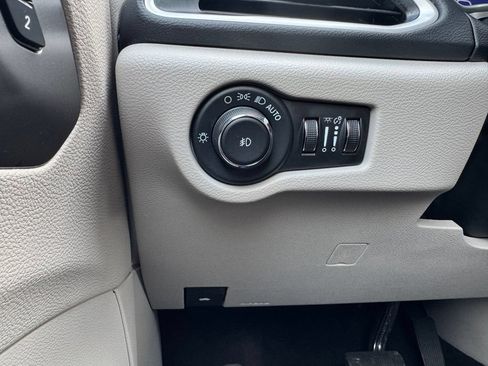 Used 2023 Chrysler Pacifica Touring-L FWD image 29