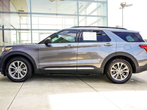 Used 2022 Ford Explorer XLT w/ Equipment Group 202A image 9
