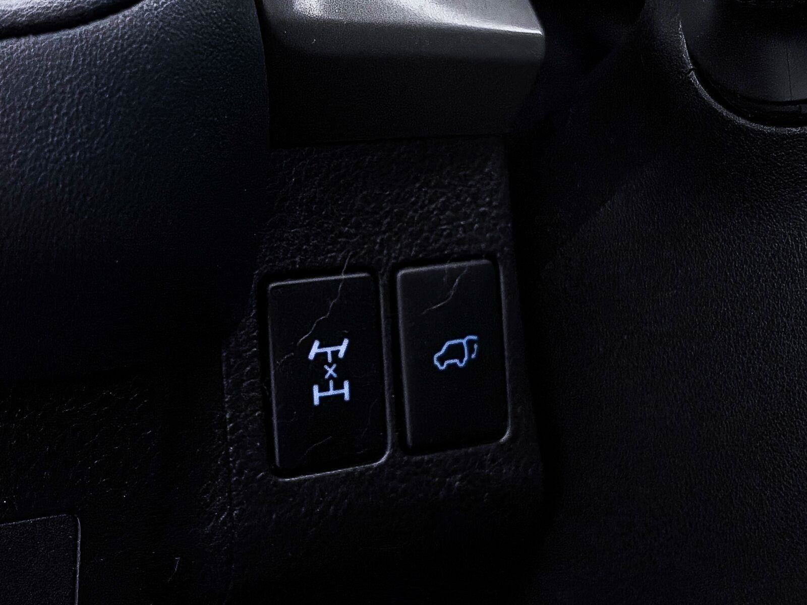 Used 2017 Toyota RAV4 XLE AWD/4WD image 4
