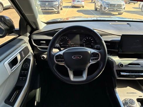Used 2022 Ford Explorer XLT w/ Equipment Group 202A image 9