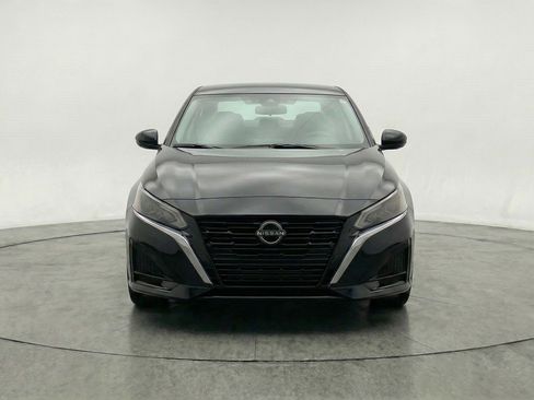 Used 2025 Nissan Altima 2.5 SV FWD image 2