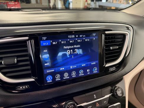 Used 2017 Chrysler Pacifica Touring Plus FWD image 17