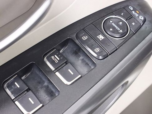 Used 2016 Kia Sedona LX w/ LX Convenience Package image 23