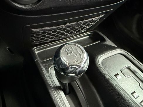 Used 2016 Jeep Wrangler Unlimited Rubicon image 24