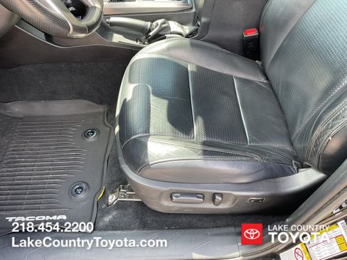 Used 2020 Toyota Tacoma Limited AWD/4WD image 15