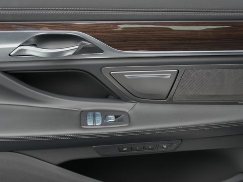 Certified 2022 BMW M760i xDrive w/ Luxury Rear Seating Package image 37