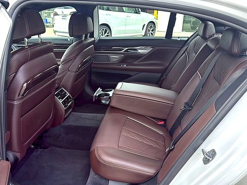 Used 2019 BMW 750i w/ Executive Package image 8