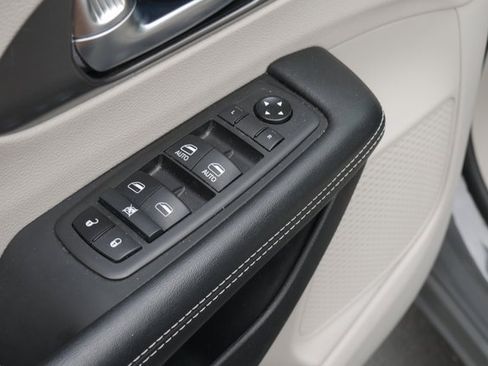 Used 2021 Chrysler Pacifica Touring-L image 15