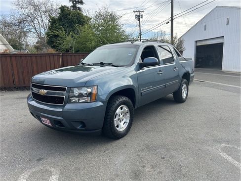 Used 2011 Chevrolet Avalanche LS image 3