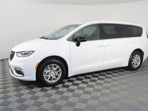 New 2026 Chrysler Pacifica Select image 2