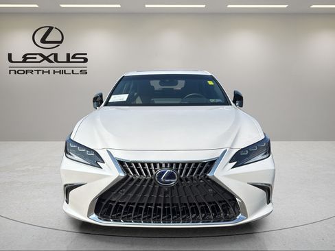 Used 2022 Lexus ES 300h Ultra Luxury w/ Accessory Package FWD image 2