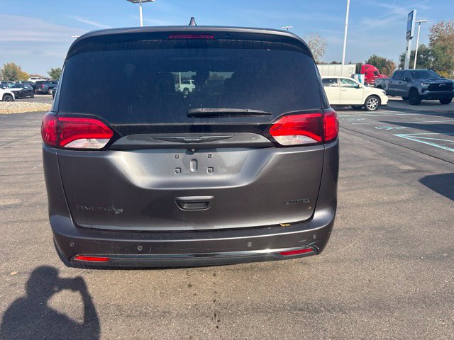 Used 2018 Chrysler Pacifica Limited w/ Advanced Safetytec Group FWD image 4