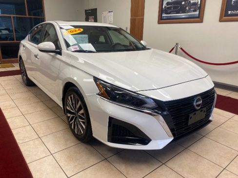 Used 2024 Nissan Altima 2.5 SV w/ SV Premium Package image 8