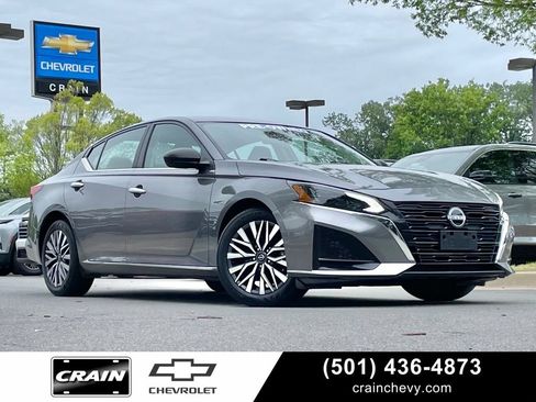 Used 2025 Nissan Altima 2.5 SV FWD image 1
