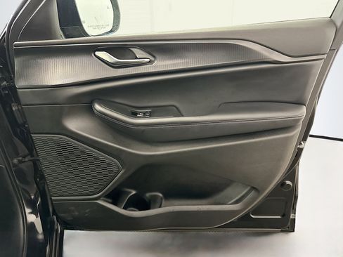 Used 2025 Jeep Grand Cherokee Altitude image 33