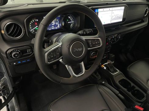 Used 2025 Jeep Wrangler Unlimited Sahara image 12