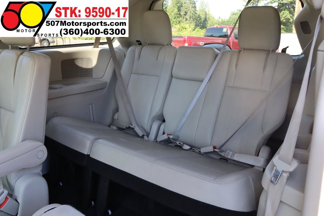 Used 2013 Chrysler Town & Country Touring FWD image 14