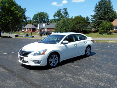 Used 2013 Nissan Altima 3.5 SL w/ Technology Pkg FWD image 2