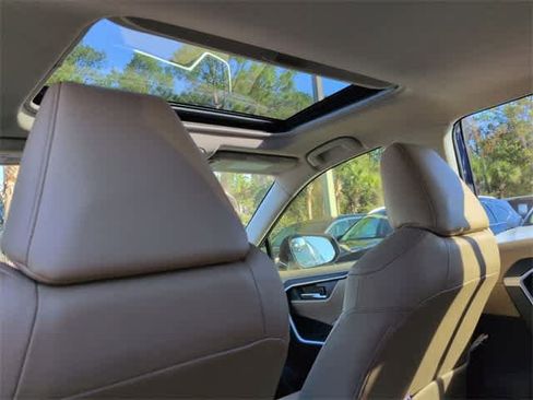 Used 2021 Toyota RAV4 XLE Premium image 22
