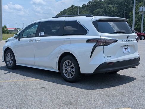 New 2026 Toyota Sienna XLE FWD image 3