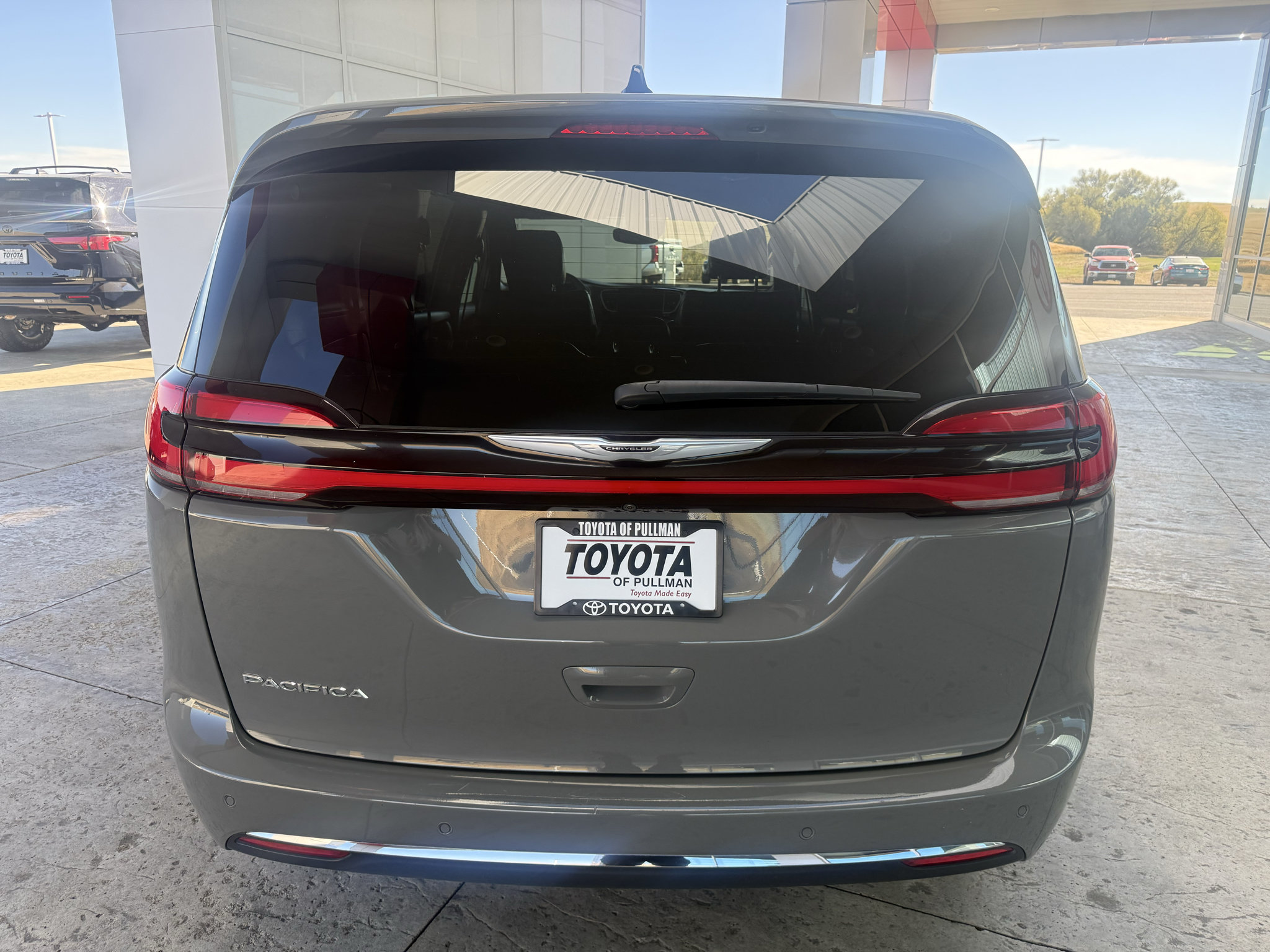 Used 2025 Chrysler Pacifica Select FWD image 9