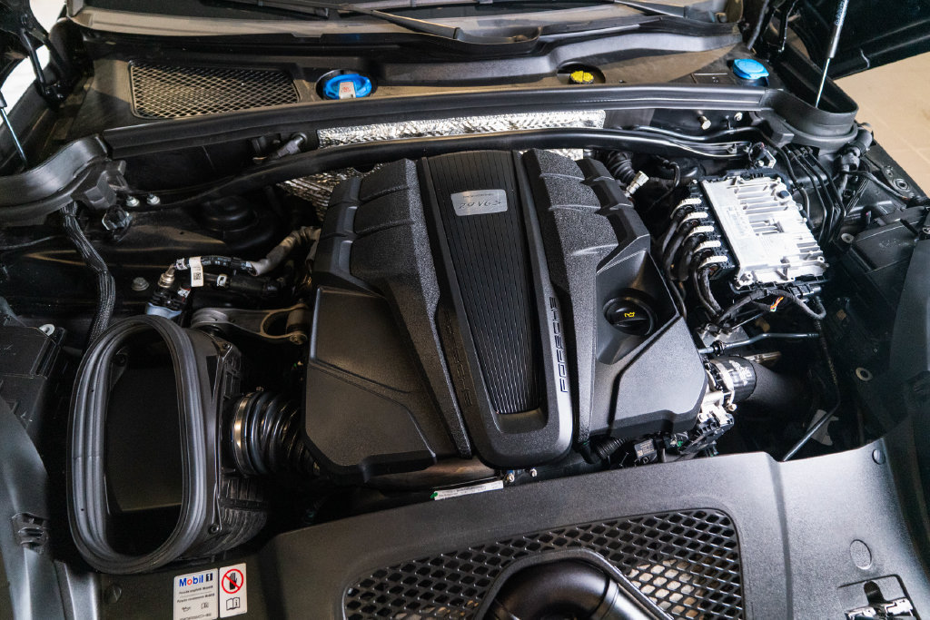 Certified 2023 Porsche Macan S AWD/4WD image 42