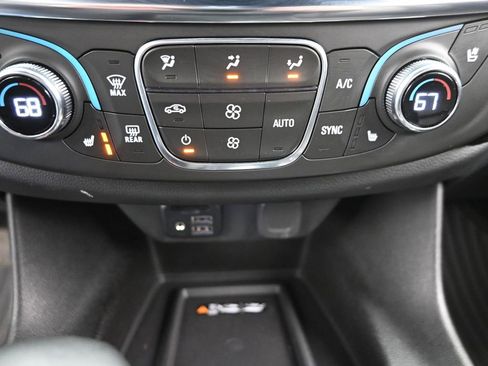 Used 2023 Chevrolet Traverse Premier image 21