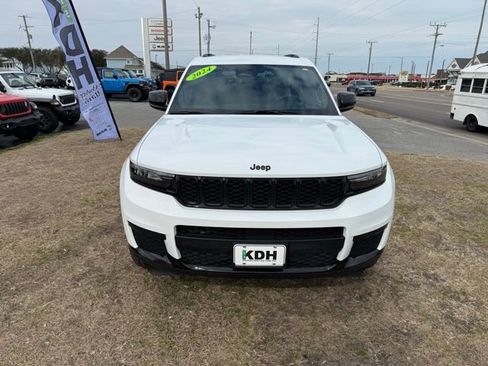 Used 2024 Jeep Grand Cherokee L Laredo image 2