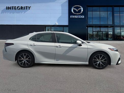 Used 2023 Toyota Camry SE image 3