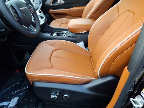 New 2026 Chrysler Pacifica Pinnacle image 14