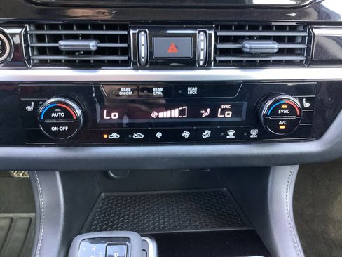 Used 2024 Nissan Pathfinder SV image 19