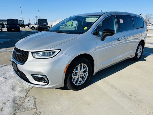 Used 2024 Chrysler Pacifica Touring-L image 35