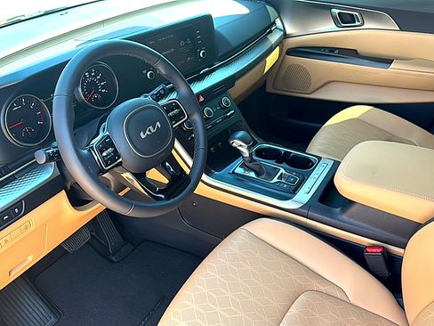 Used 2024 Kia Carnival LX image 12